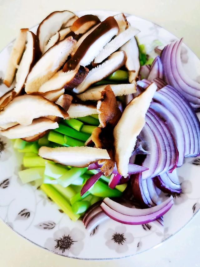 炒八爪鱼的做法，怎么炒八爪鱼（风味独特的蒜苗炒八爪鱼）