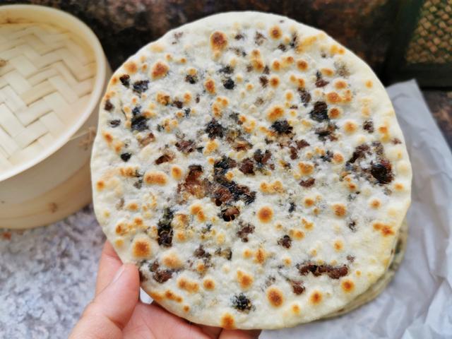 做梅干菜烤饼方法，烤梅干菜饼的做法（教你做又香又脆的梅干菜烧饼）