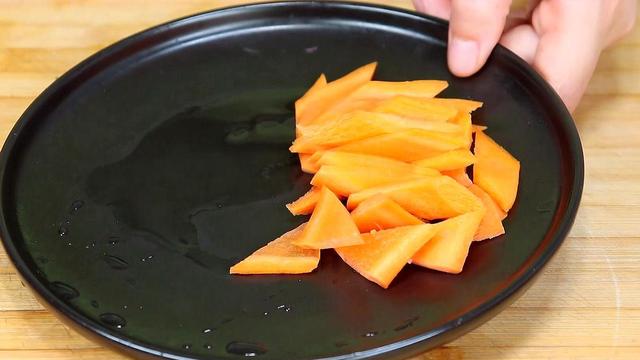 炒藕片怎么炒好吃，炝藕片的做法（很多人第一步就错了）