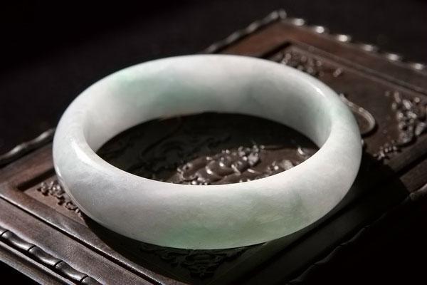 什么是糯种翡翠，糯种翡翠属于什么档次（糯种翡翠鉴别）