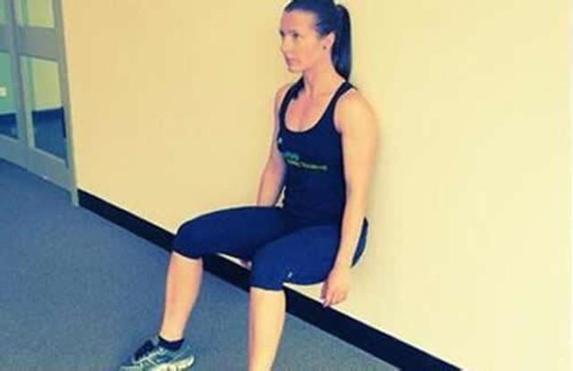 贴墙站立的正确姿势，贴墙站立的标准姿势（每天贴墙半蹲5分钟）