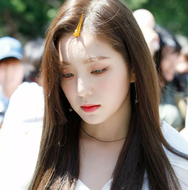 头发蓬松怎么弄柔顺弄直，怎么才能让你头发变直顺（头发细软贴头皮别乱烫头）