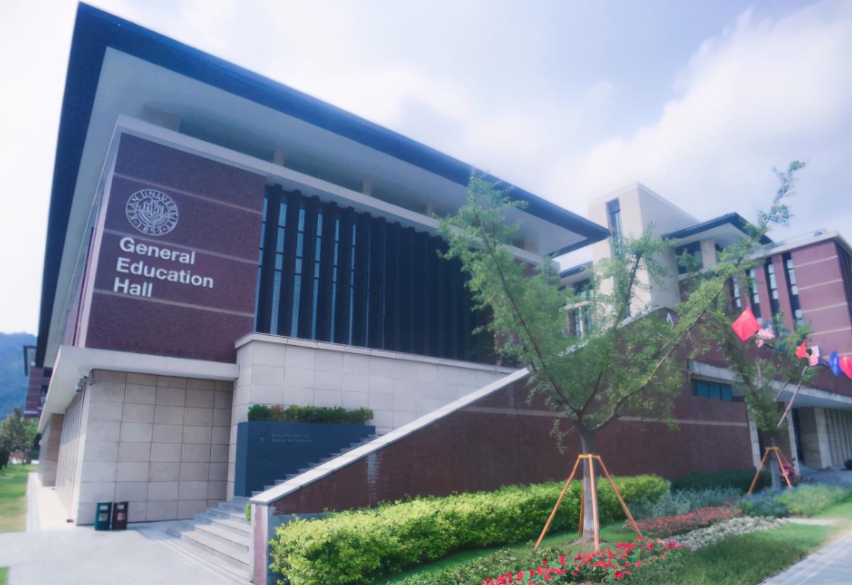 大学学费多少钱一年（学费一年8）