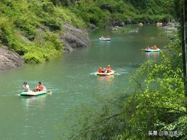 漂流要不要穿泳衣，漂流需要穿泳衣吗（男子坐木板长江漂流别出心裁）