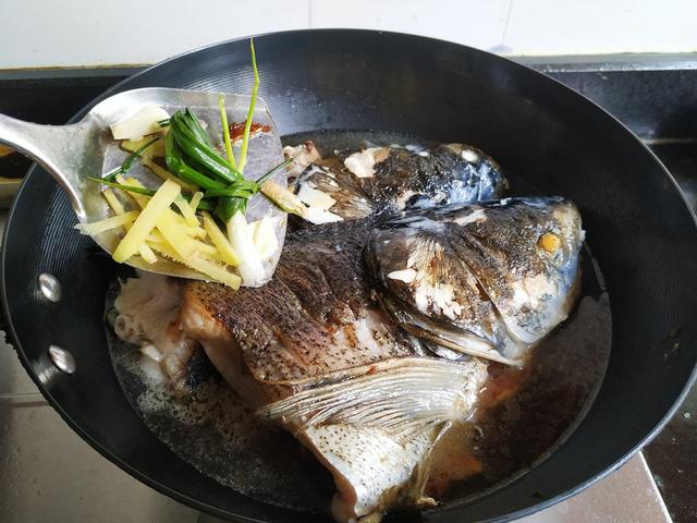 家常胖头鱼炖豆腐，豆腐和鱼是绝佳搭档