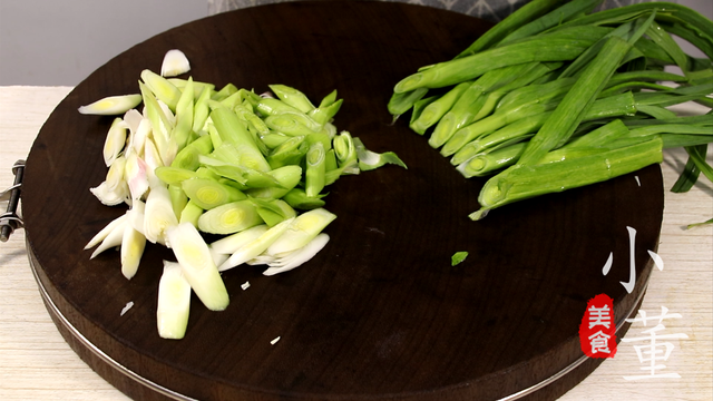 蒜苗炒鸡蛋怎么炒，蒜苗怎么做好吃又简单（蒜苗鸡蛋这样做才好吃）