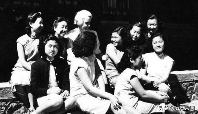 民国女学生服装，民国时期女学生校服的款式叫什么（女学生统一穿旗袍）