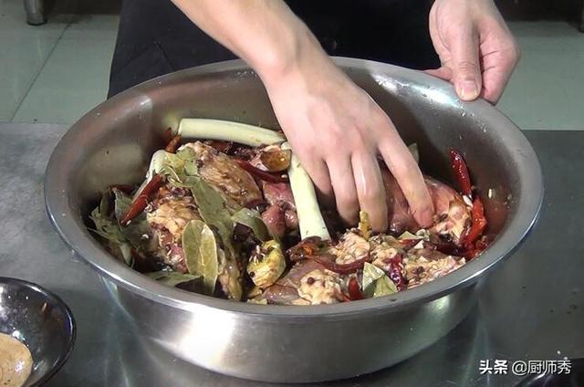 卤牛肉用什么调料，卤牛肉需要哪些香料（厨师长分享：卤牛肉的制作配方）