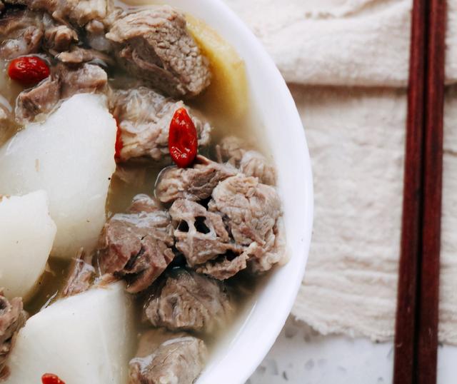 羊肉怎么炖好吃，羊肉怎么炖好吃又营养（炖羊肉牢记“3加4不加”）