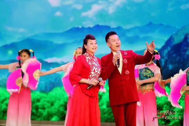 桃花红杏花白歌词，山西左权民歌“每周一歌”2019年左权国际民歌赛金樽奖获得者蝶当久现场演唱《桃花红杏花白》
