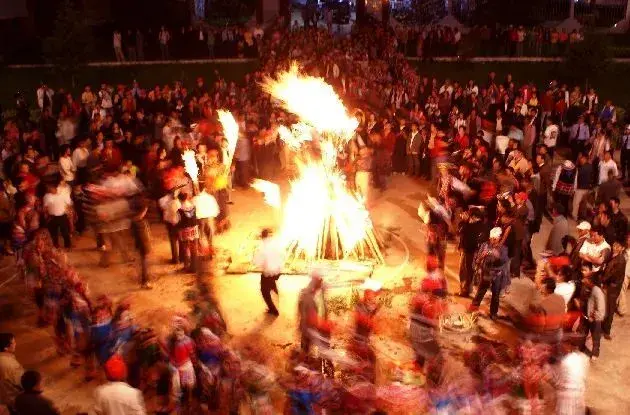 彝族风俗节庆，彝族的传统节日和风俗（薪火相传——彝族火把节）