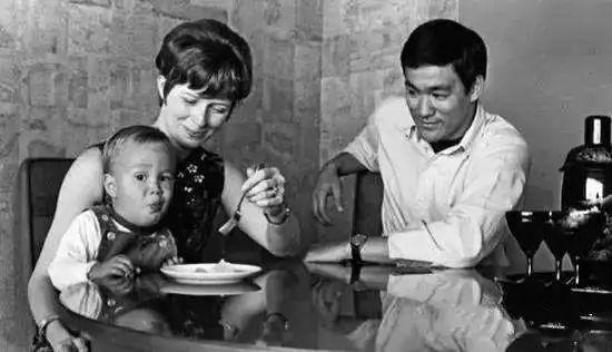 梦见螳螂什么寓意，梦见螳螂什么寓意呢（为什么李小龙的妻子在李小龙去世后）