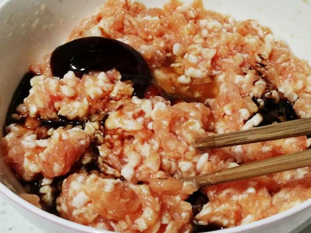 馄饨馅的最佳配方，25年馄饨老店的馅料配方（馄饨馅怎么调好吃又嫩）