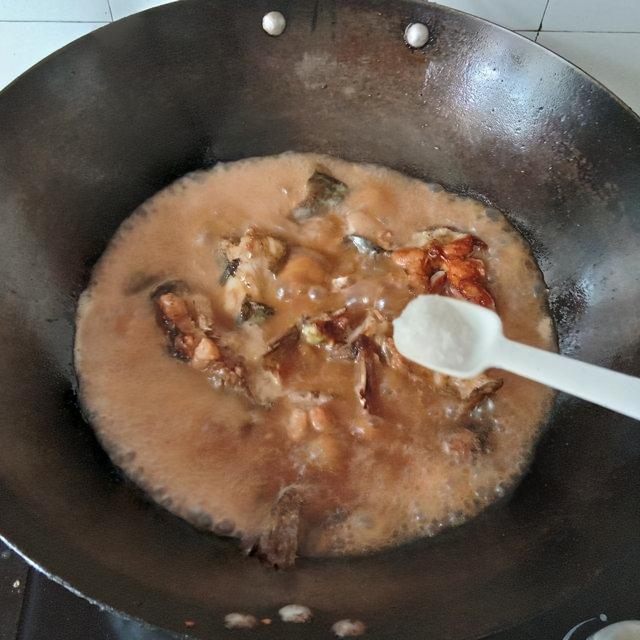 红烧鲶鱼的做法，红烧鲶鱼怎么做（红烧鲶鱼，肉质鲜嫩，鲜香入味）