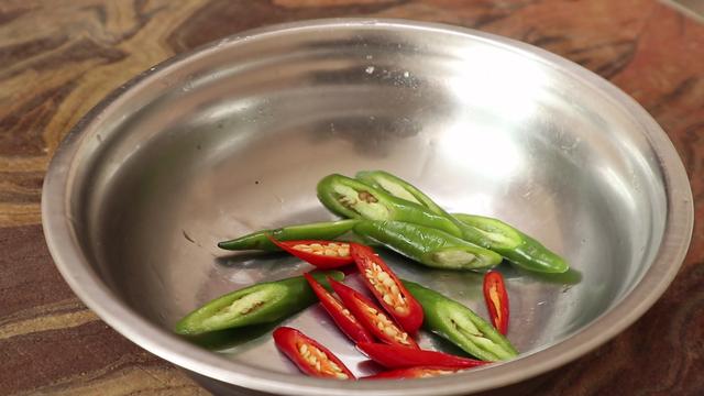 剁椒金针菇的做法，金针菇的做法（大厨教你做剁椒金针菇）