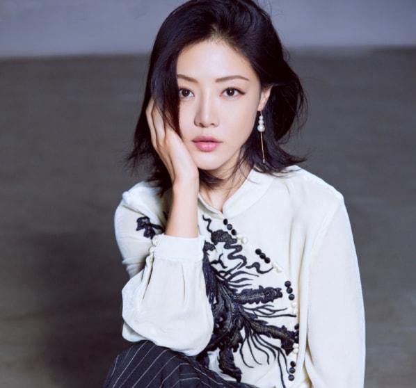 唐悠悠的扮演者，邓家佳（婚姻失败出道19年不火）