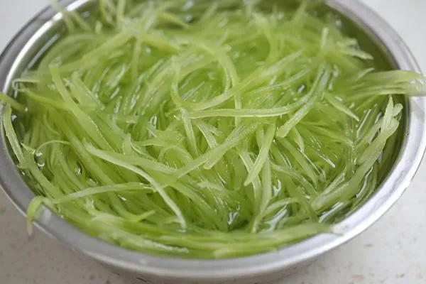 莴笋需要焯水吗，莴笋需要用水焯一下吗（莴笋最忌焯水和直接炒了）