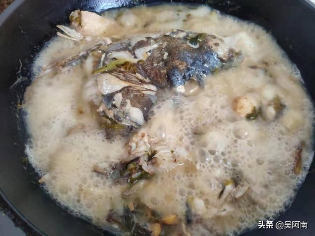 熬鱼汤怎么做，熬鱼汤怎么做好喝又有营养（大厨教你做鱼汤的正宗做法）