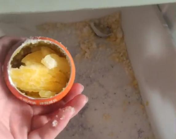 冰箱白色内壁破了个洞危险吗，冰箱内壁有裂缝危险吗（山西一男子将饮料放冰箱冷冻）