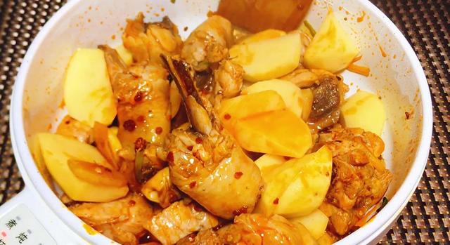 四川火锅鸡，四川正宗火锅底料配方（做成火锅鸡香辣好吃又过瘾）