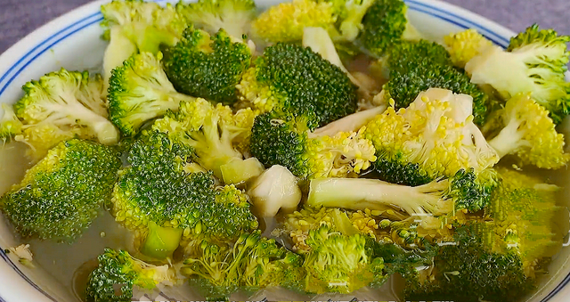 西兰花怎么炒，西兰花怎么炒好吃 家常（切记不要焯水和直接炒）