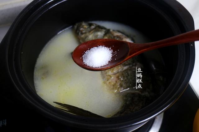 炖鲫鱼的家常做法，炖鲫鱼方法（鲫鱼汤的正确做法）