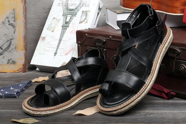 沙滩鞋选购技巧，沙滩鞋怎么搭配（成就自由不羁的活力少年）