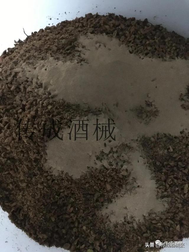 金樱子泡酒的功效与作用，金樱子泡酒的功效（农村常见的金樱子酿成酒）