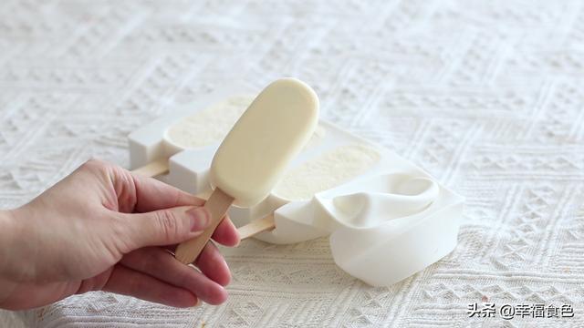 酸奶能冻成冰棍吗,酸奶冻在冰箱里多久可以冻成冰棍(用酸奶就能做的