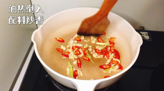 辣炒莴苣怎么做，炒莴苣最简单的做法（香辣莴笋最简单脆口的做法）