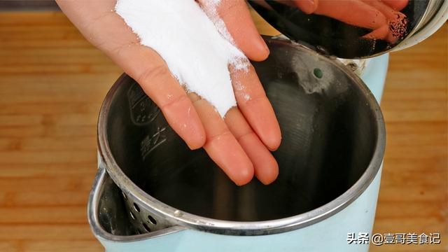 除电水壶的水垢，电水壶除水垢的七大常用方法（电热水壶水垢再多也别怕）