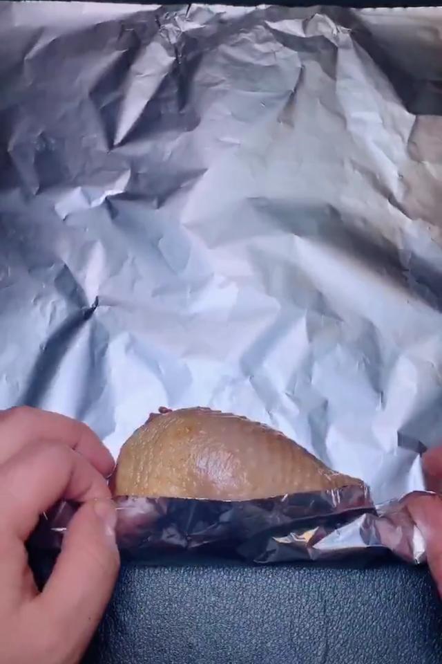 锡纸亮面接触食物还是反面，锡纸分正反面吗（餐桌上不可多得的一道好菜）