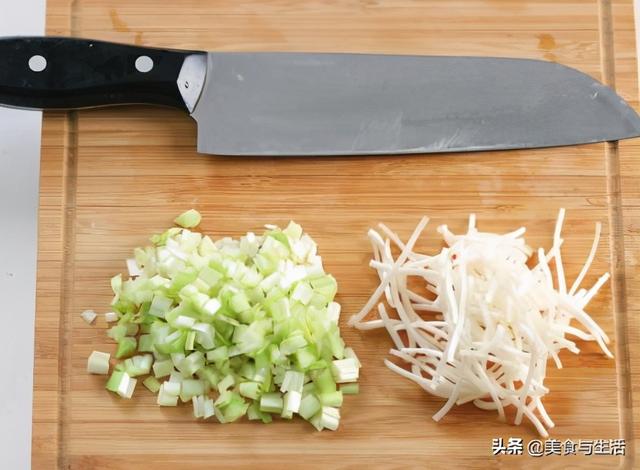 家庭自制春卷皮，煎饼果子面糊的做法（教你在家做春卷）