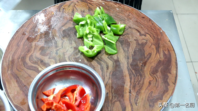 大盘鸡的正宗做法，新疆大盘鸡的正宗做法（厨师长教你大盘鸡正宗做法）