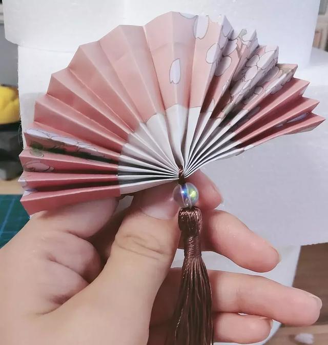 纸扇子的做法，纸扇子的做法描述（教你做5款夏季手工扇）