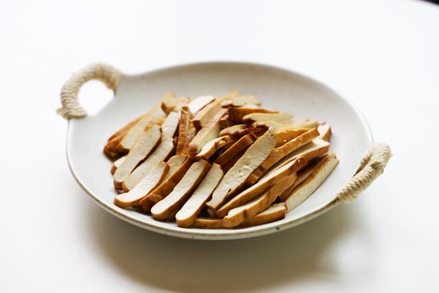 芹菜炒香干怎么炒，芹菜炒香干怎么炒（到底是先炒芹菜还是香干）