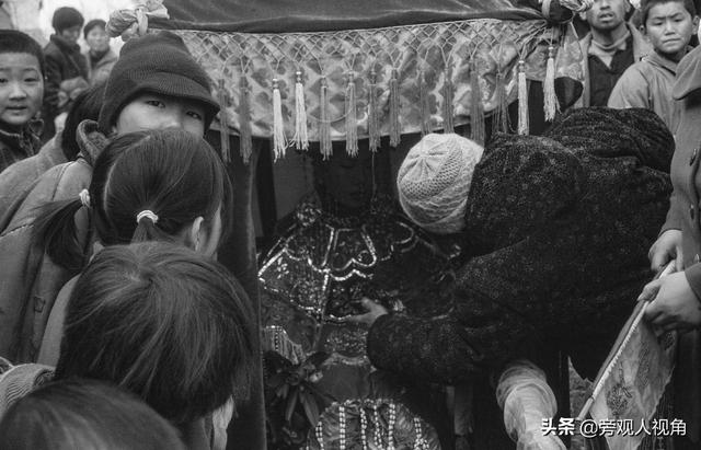 接亲客套话大全，初次见亲家说的客套话有哪些（花轿迎娶亲成热点，朴实热闹）