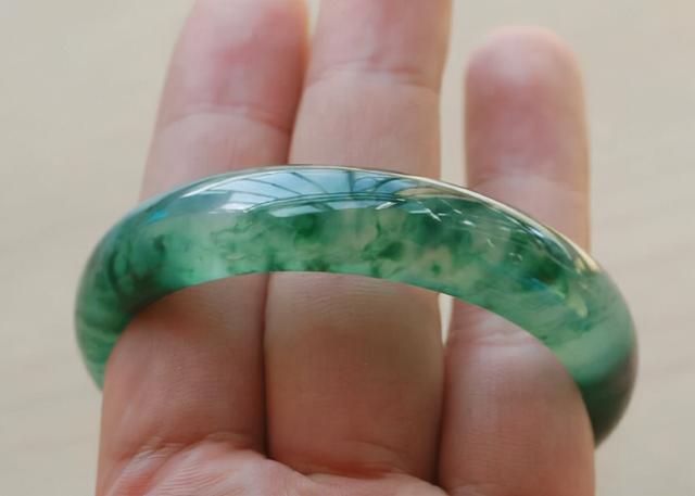 玉分哪几种，玉石里面那种玉最好（戴了这么久翡翠都不知道翡翠的种类有哪些）