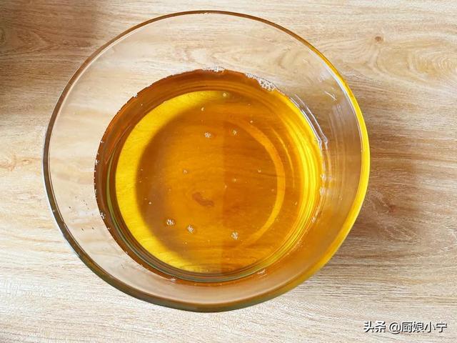 炸过的油怎么变清，炸过的食用油怎样变清（过年炸剩的旧油不要扔）