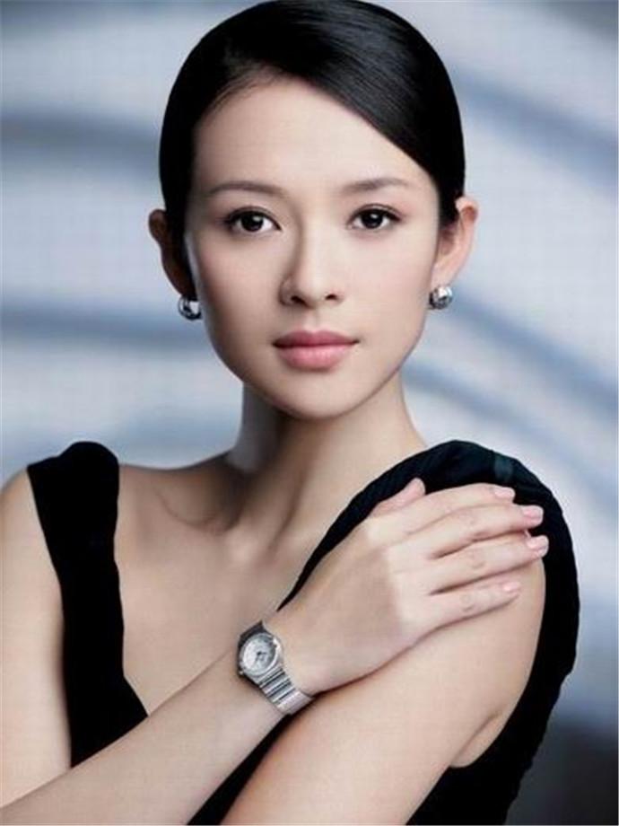 章子怡早期沙滩是怎样一件事（章子怡与洋男友海边嬉戏）