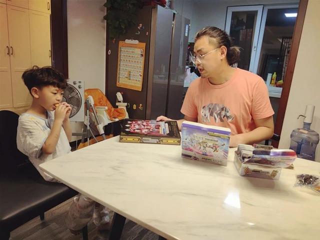 一元奥特曼卡包必出蓝gp技巧，一元包怎么抽蓝GP（老子跟儿子一起组团氪金可还行）