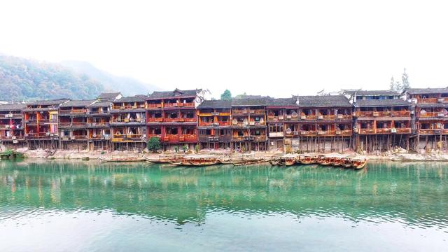 凤凰古城在哪个省，湘西明珠凤凰古城位于哪个省（为什么现在越来越多的人不想去这里）