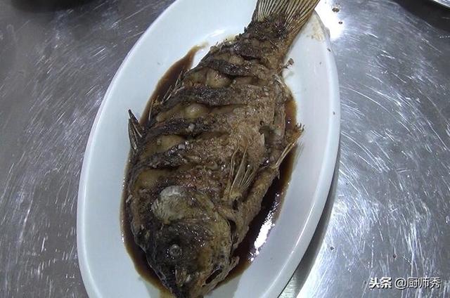 家常焖鱼最简单做法，鹏厨教你做酱焖鱼