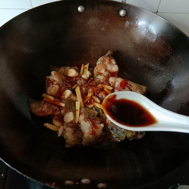 红烧鲶鱼的做法，红烧鲶鱼怎么做（红烧鲶鱼，肉质鲜嫩，鲜香入味）