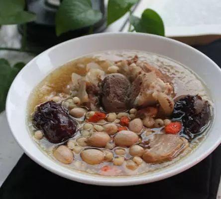 猪骨汤的做法大全，炖大骨头汤怎么做好吃（家常大骨头汤的做法大全）