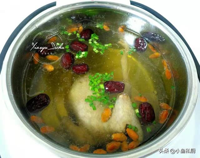 枸杞鸽子汤的功效，枸杞炖鸽子汤的功效（气血双补皮肤水嫩嫩）