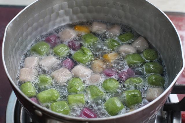 芋圆的制作方法，黄薯芋圆的制作方法（四种颜色零添加）