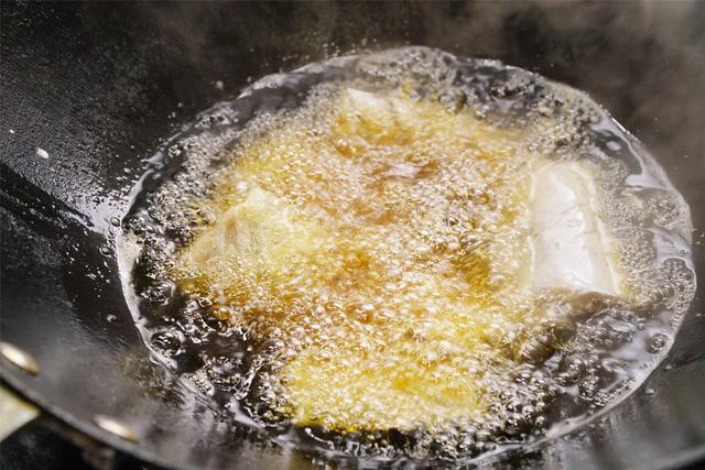 炸带鱼裹干面还是面糊，挂糊要记住用黄金配方“321”