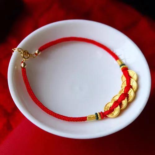 女生左手红绳代表什么意思，女孩右手带红绳子是什么意思（带红绳也是有讲究的）