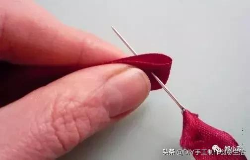 丝带玫瑰花教程，漂亮的丝带玫瑰蝴蝶结发卡（缝制精致好看的玫瑰丝带绣）